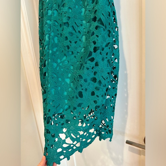 Lace overlay fitted dress - Picture 2 of 4